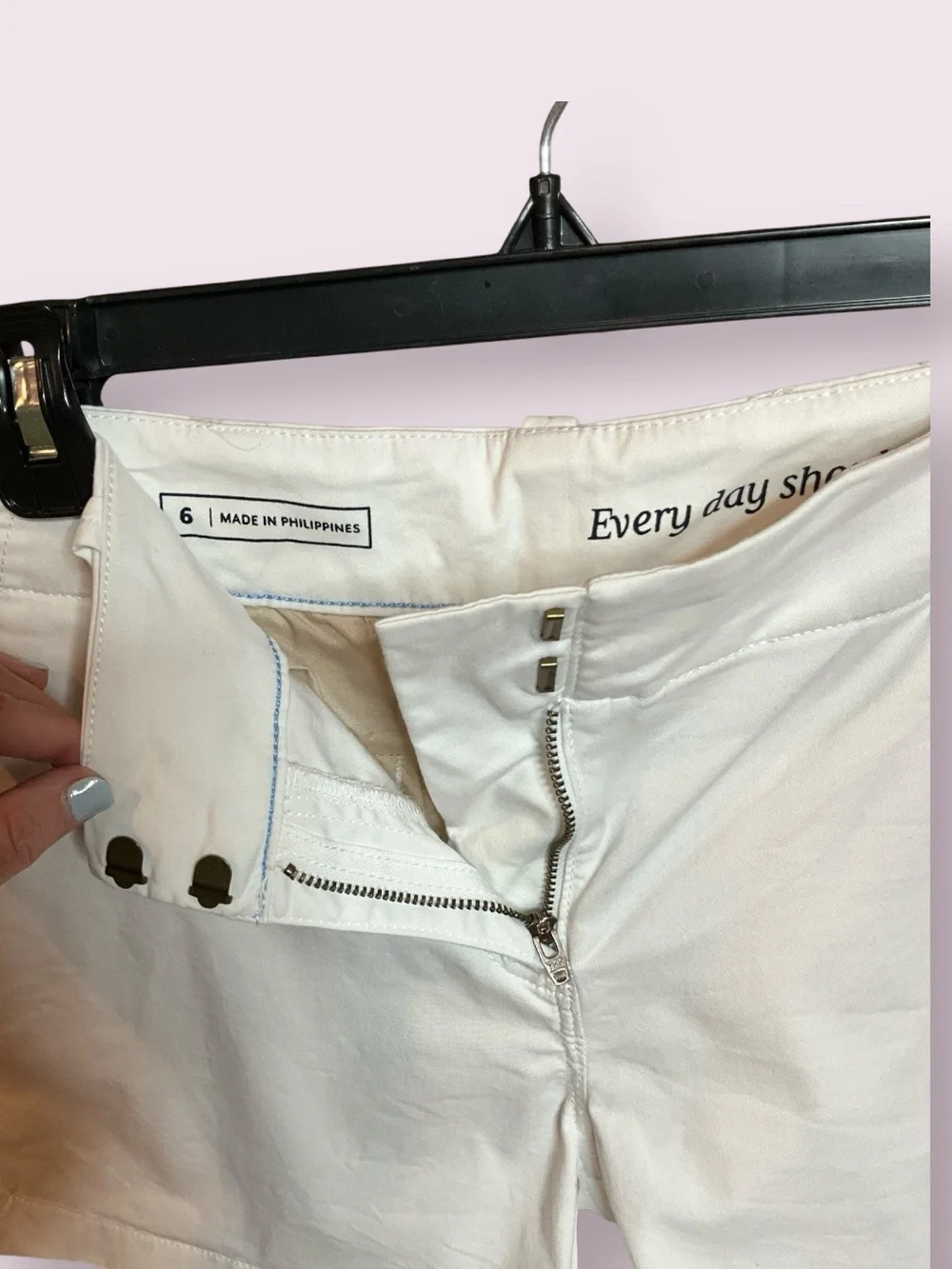 Vineyard Vines White Women’s Shorts, size 6. - Picture 3 of 5